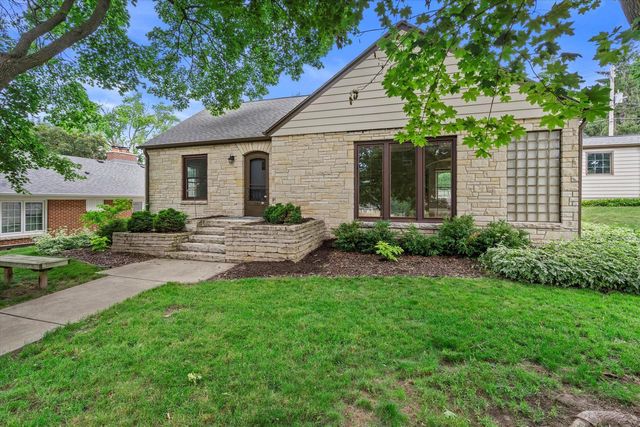 304 Oxford ROAD, Waukesha, WI 53186