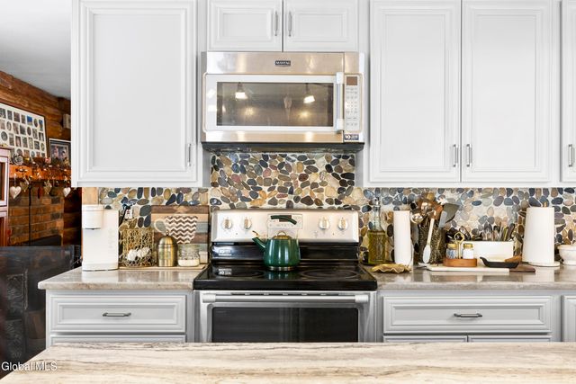 59 Higgins Road, North Greenbush, NY 12198