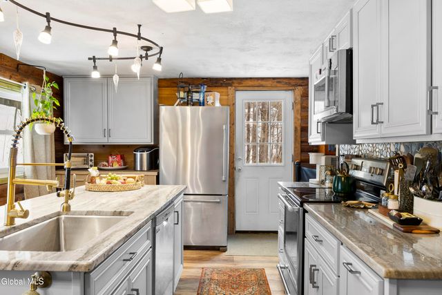 59 Higgins Road, North Greenbush, NY 12198