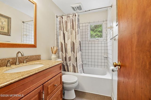 8 Parkway Place, Parlin, NJ 08859
