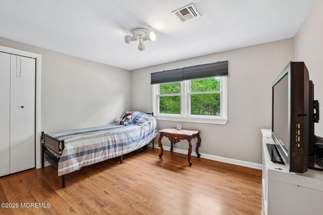 8 Parkway Place, Parlin, NJ 08859