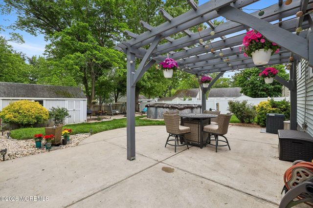 8 Parkway Place, Parlin, NJ 08859