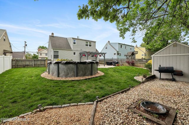 8 Parkway Place, Parlin, NJ 08859