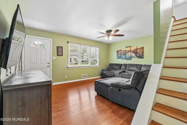 8 Parkway Place, Parlin, NJ 08859