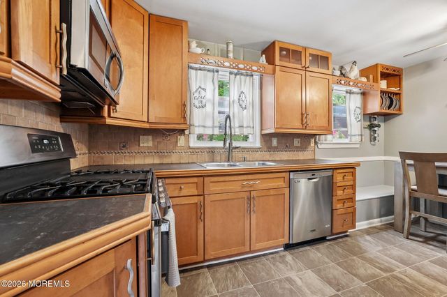 8 Parkway Place, Parlin, NJ 08859