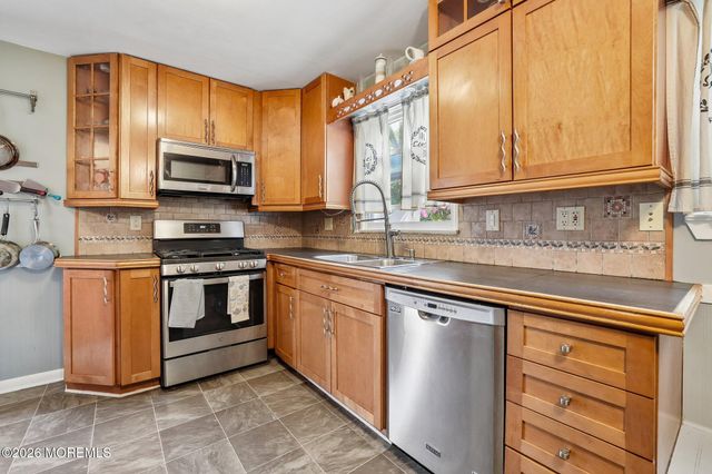 8 Parkway Place, Parlin, NJ 08859