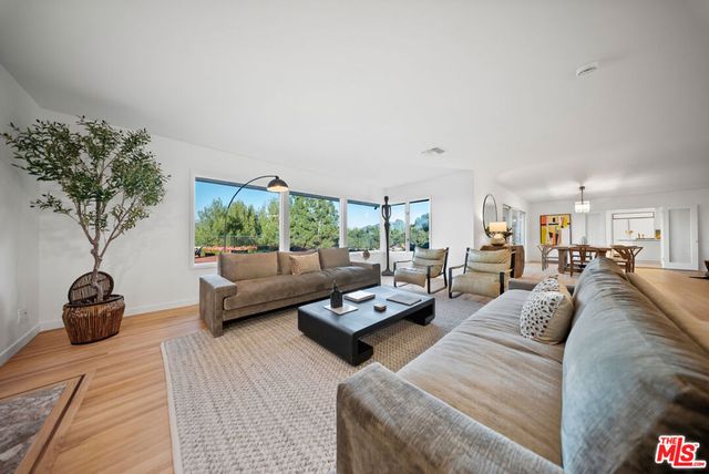 11107 Mountcastle Drive, Studio City, CA 91604