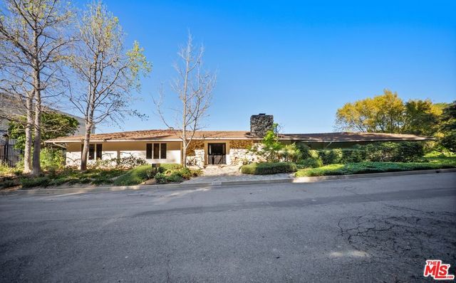 11107 Mountcastle Drive, Studio City, CA 91604