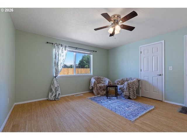 570 Sw HONEYSUCKLE Ct, Mc Minnville, OR 97128