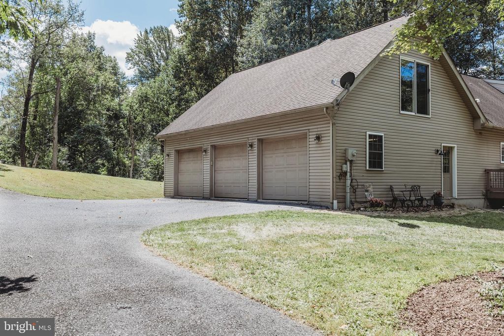 1395 WOODSIDE AVE, Alburtis, PA 18011