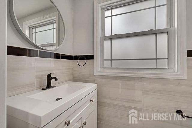 21 Vauxhall Road, East Brunswick, NJ 08816