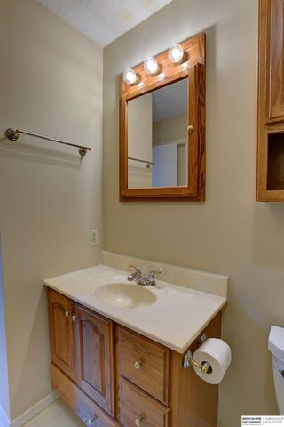 7712 Cottonwood Avenue, La Vista, NE 68128