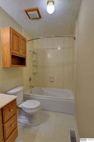 7712 Cottonwood Avenue, La Vista, NE 68128