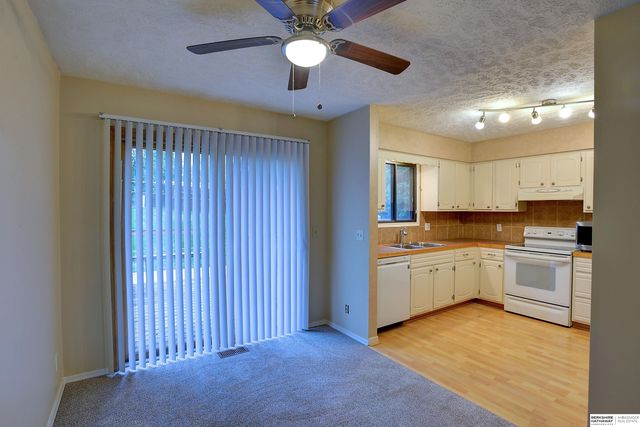 7712 Cottonwood Avenue, La Vista, NE 68128