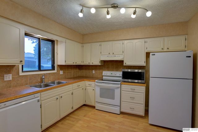 7712 Cottonwood Avenue, La Vista, NE 68128