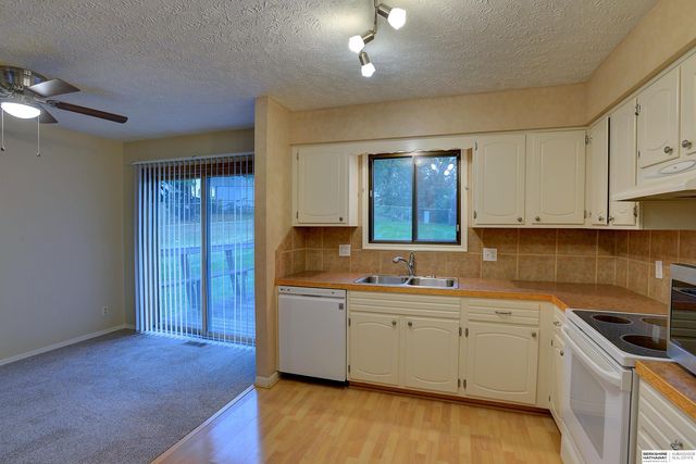 7712 Cottonwood Avenue, La Vista, NE 68128