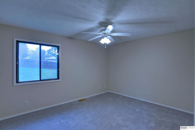 7712 Cottonwood Avenue, La Vista, NE 68128