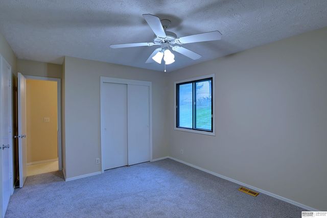 7712 Cottonwood Avenue, La Vista, NE 68128