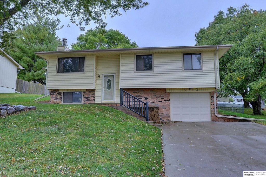7712 Cottonwood Avenue, La Vista, NE 68128