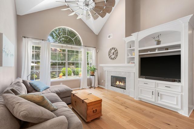 15 S Piney Plains Circle, The Woodlands, TX 77382