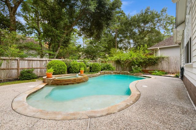 15 S Piney Plains Circle, The Woodlands, TX 77382