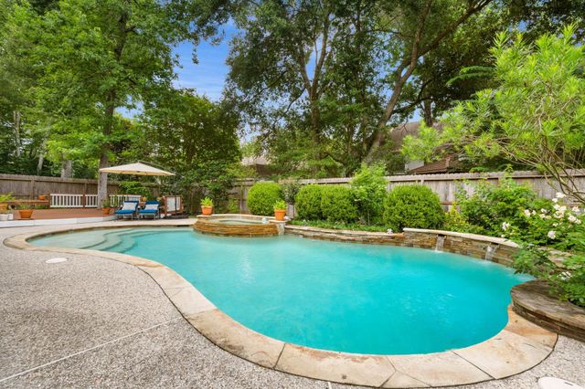 15 S Piney Plains Circle, The Woodlands, TX 77382