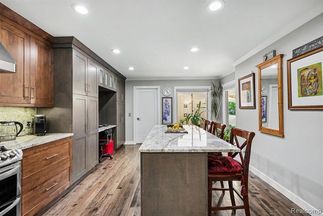 2202 Elm Circle, Shelby Twp, MI 48316