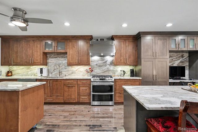 2202 Elm Circle, Shelby Twp, MI 48316