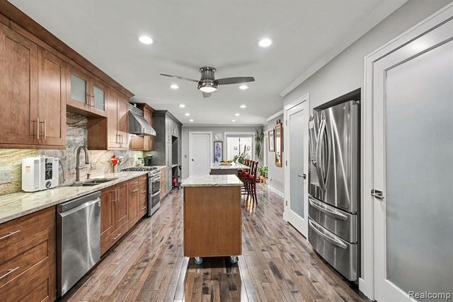 2202 Elm Circle, Shelby Twp, MI 48316