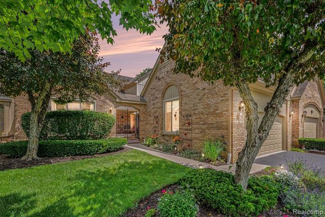 2202 Elm Circle, Shelby Twp, MI 48316