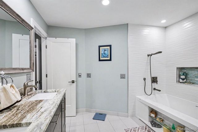 2202 Elm Circle, Shelby Twp, MI 48316