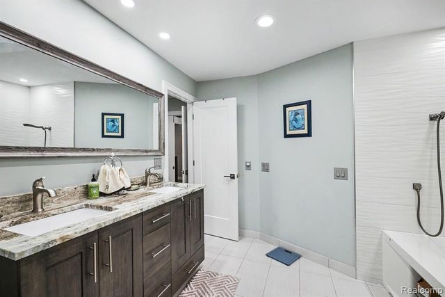 2202 Elm Circle, Shelby Twp, MI 48316