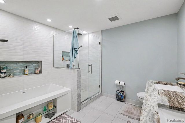 2202 Elm Circle, Shelby Twp, MI 48316
