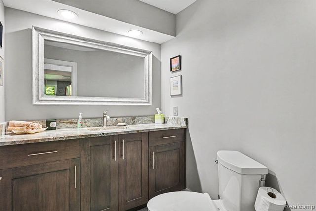 2202 Elm Circle, Shelby Twp, MI 48316