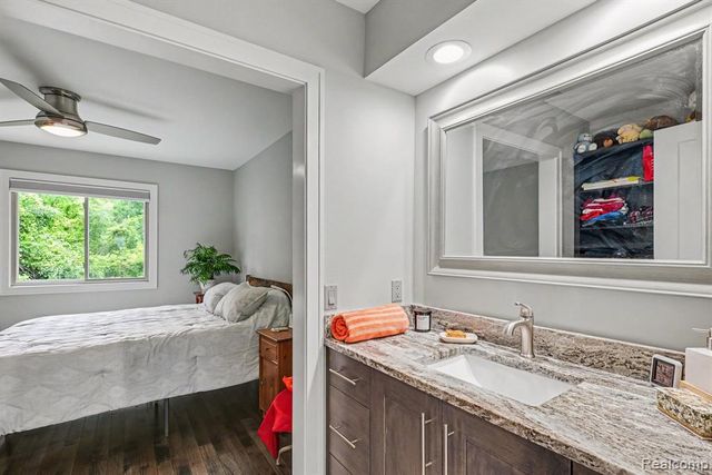 2202 Elm Circle, Shelby Twp, MI 48316