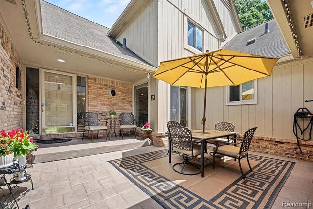2202 Elm Circle, Shelby Twp, MI 48316