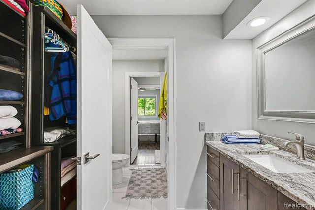 2202 Elm Circle, Shelby Twp, MI 48316