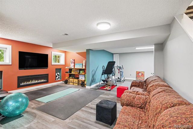 2202 Elm Circle, Shelby Twp, MI 48316