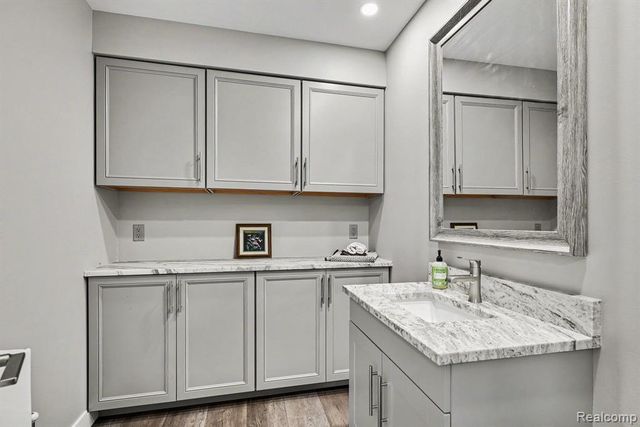 2202 Elm Circle, Shelby Twp, MI 48316