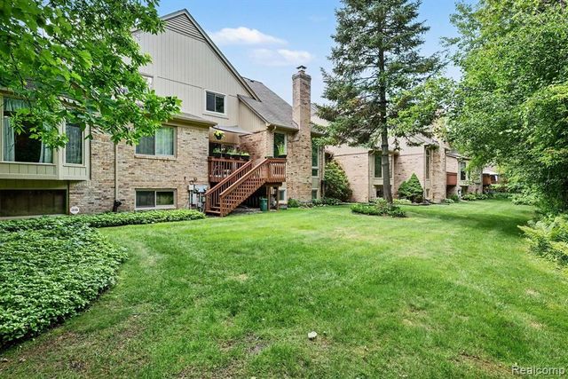 2202 Elm Circle, Shelby Twp, MI 48316