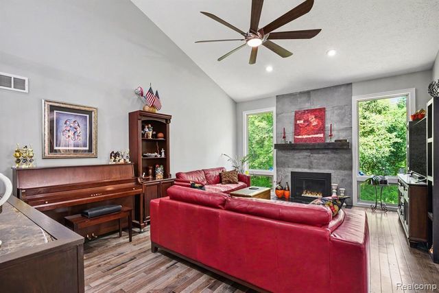 2202 Elm Circle, Shelby Twp, MI 48316