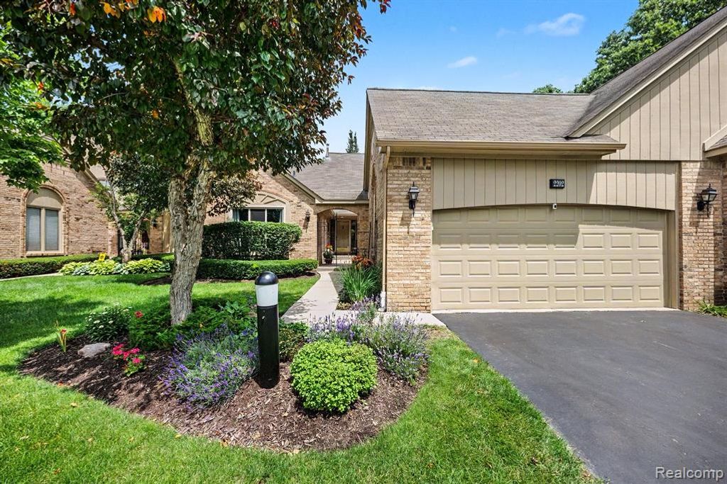 2202 Elm Circle, Shelby Twp, MI 48316