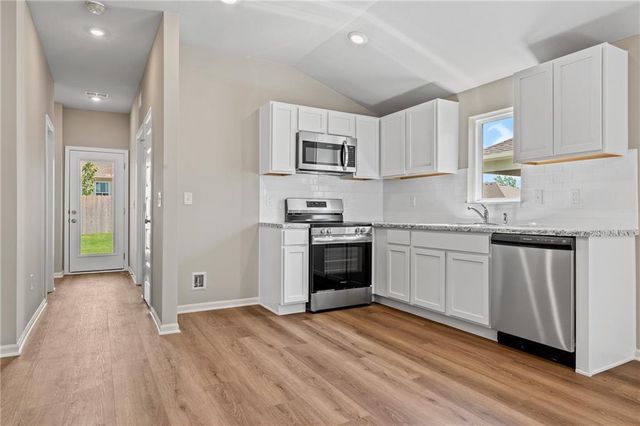 426 Rock Creek Drive, Tonganoxie, KS 66086