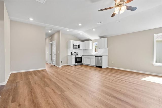 426 Rock Creek Drive, Tonganoxie, KS 66086