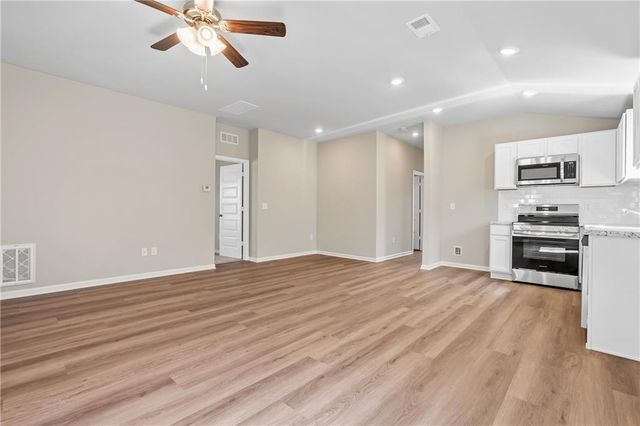 426 Rock Creek Drive, Tonganoxie, KS 66086