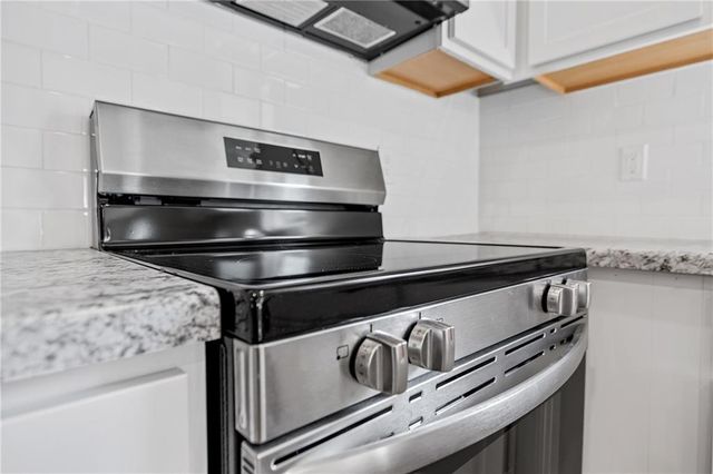 426 Rock Creek Drive, Tonganoxie, KS 66086