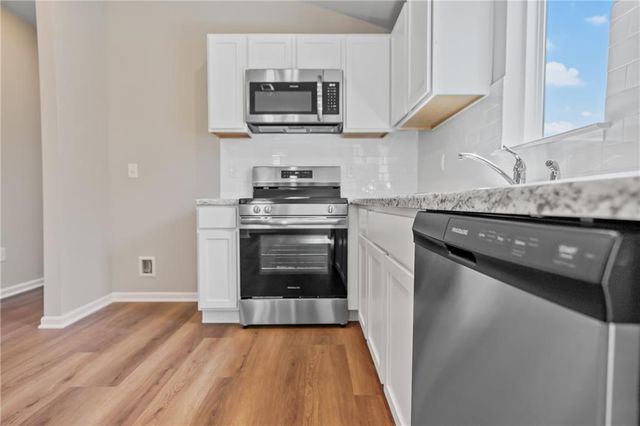 426 Rock Creek Drive, Tonganoxie, KS 66086