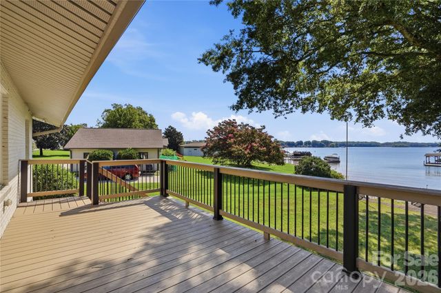 332 Shoreline Loop, Mooresville, NC 28117