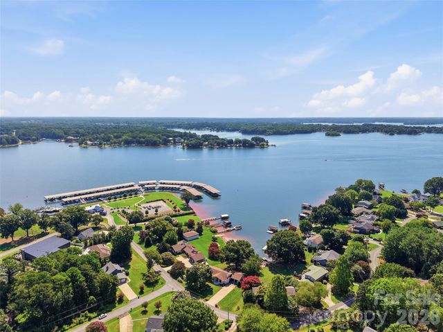 332 Shoreline Loop, Mooresville, NC 28117