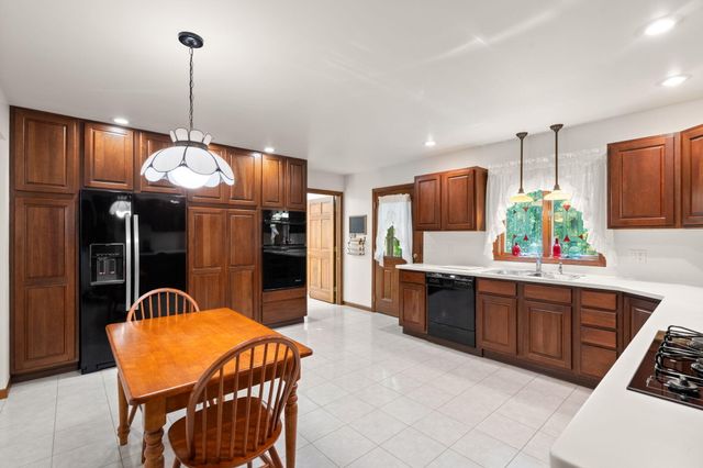 130 Woodland Hickory Court, Valparaiso, IN 46385